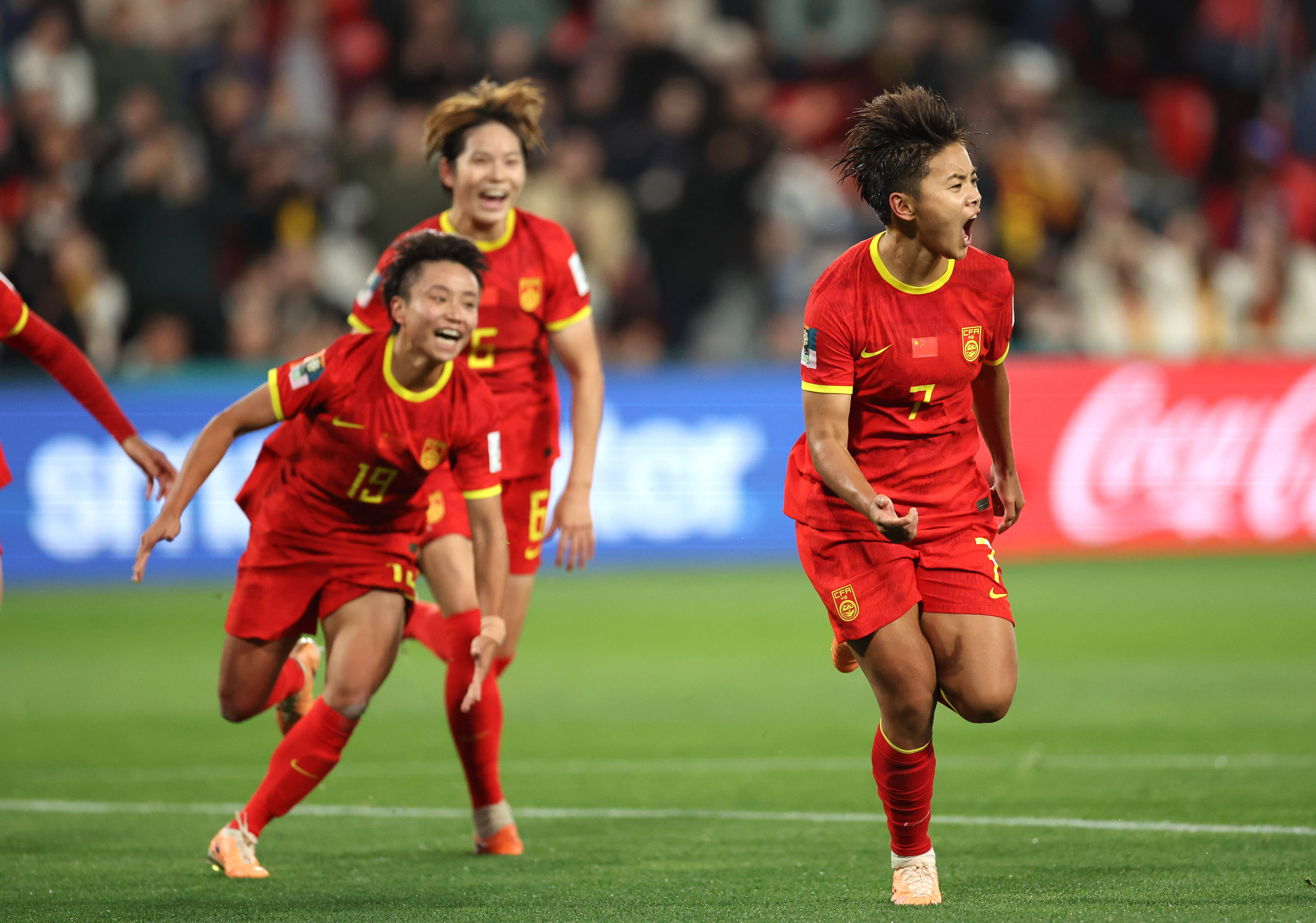 国际女足联赛中，中国队员们充满斗志