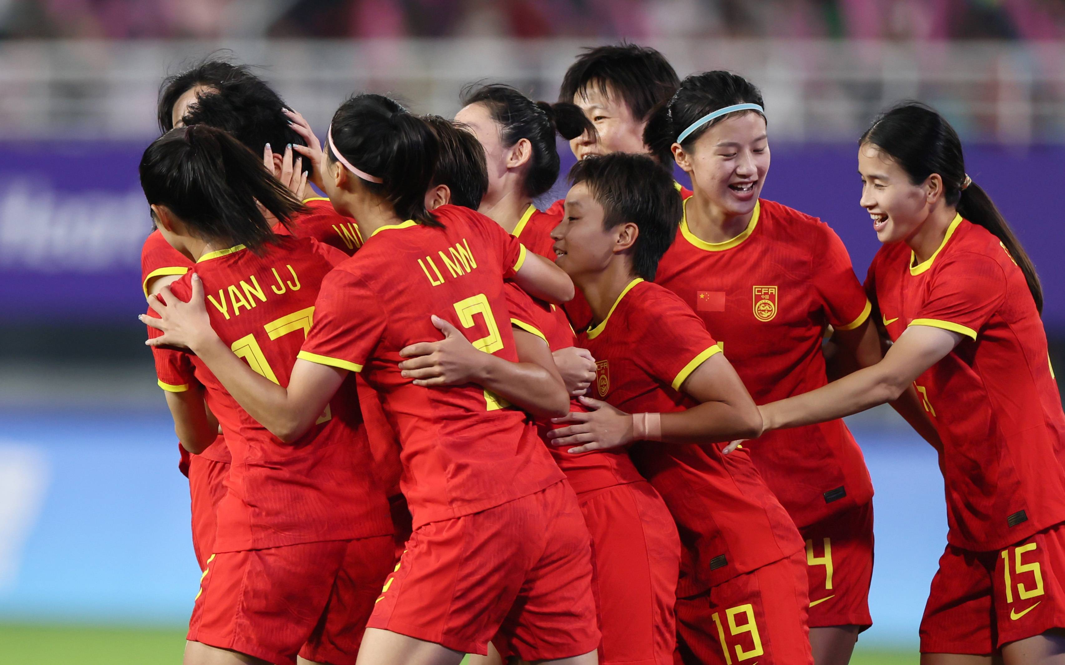 国际女足联赛中，中国队员们充满斗志