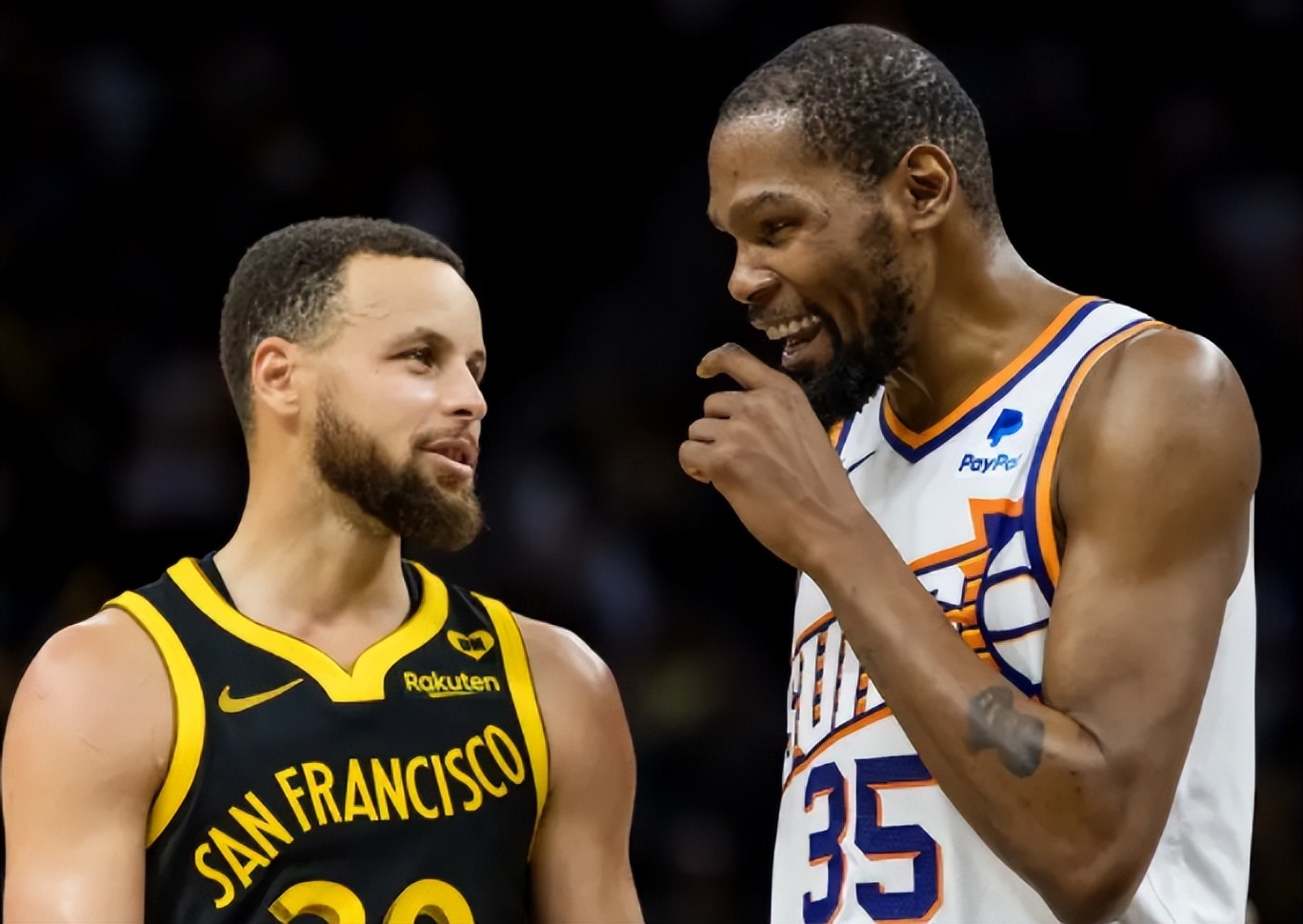 开云APP-球员们在喜悦比赛中努力冲刺