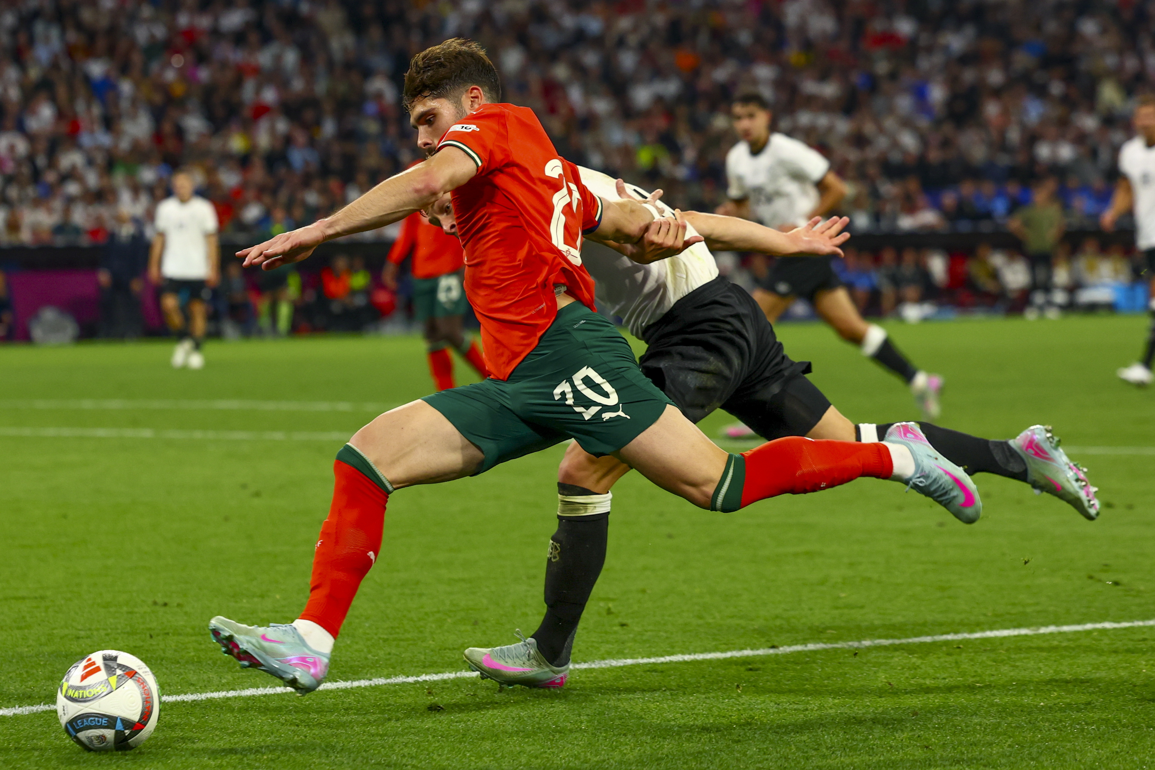 开云体育登录-跨国球员在国外联赛中踢出精彩表现