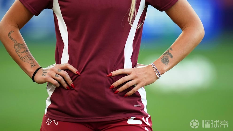 奥地利女足球员备战热身比赛，迎接挑战