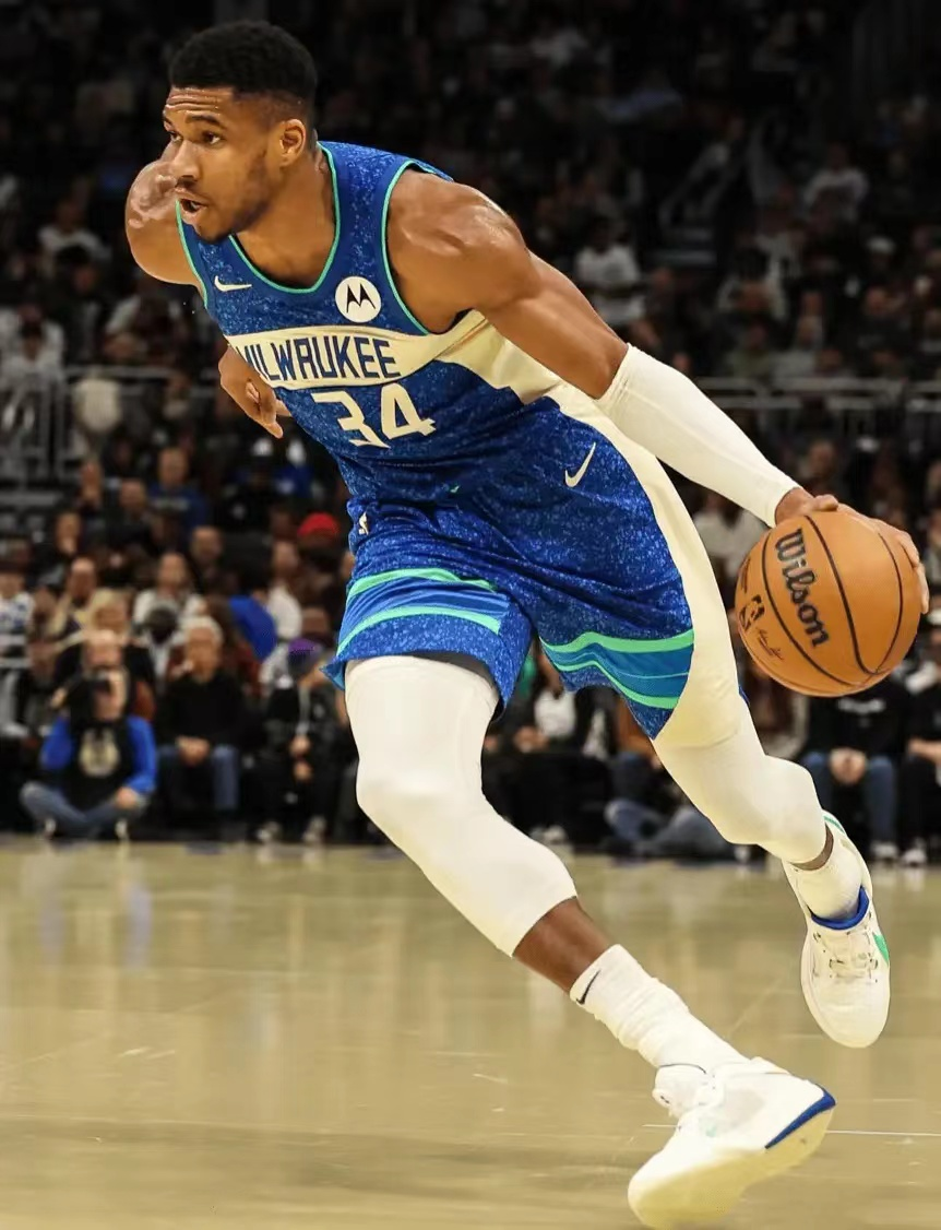 雄鹿擒下老鹰,保持不败纪录 雄鹿擒下老鹰,保持不败纪录