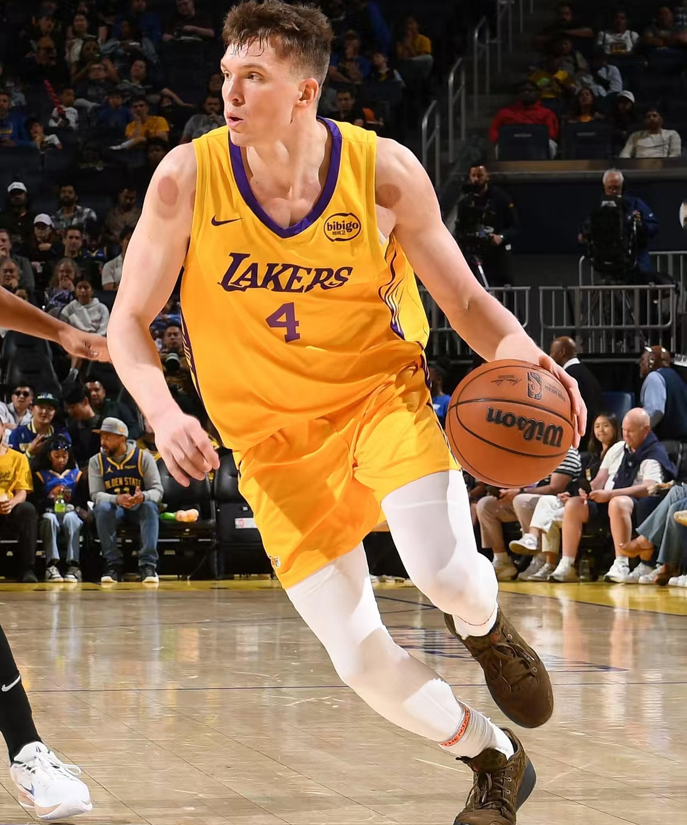 「湖人击败独行侠，稳