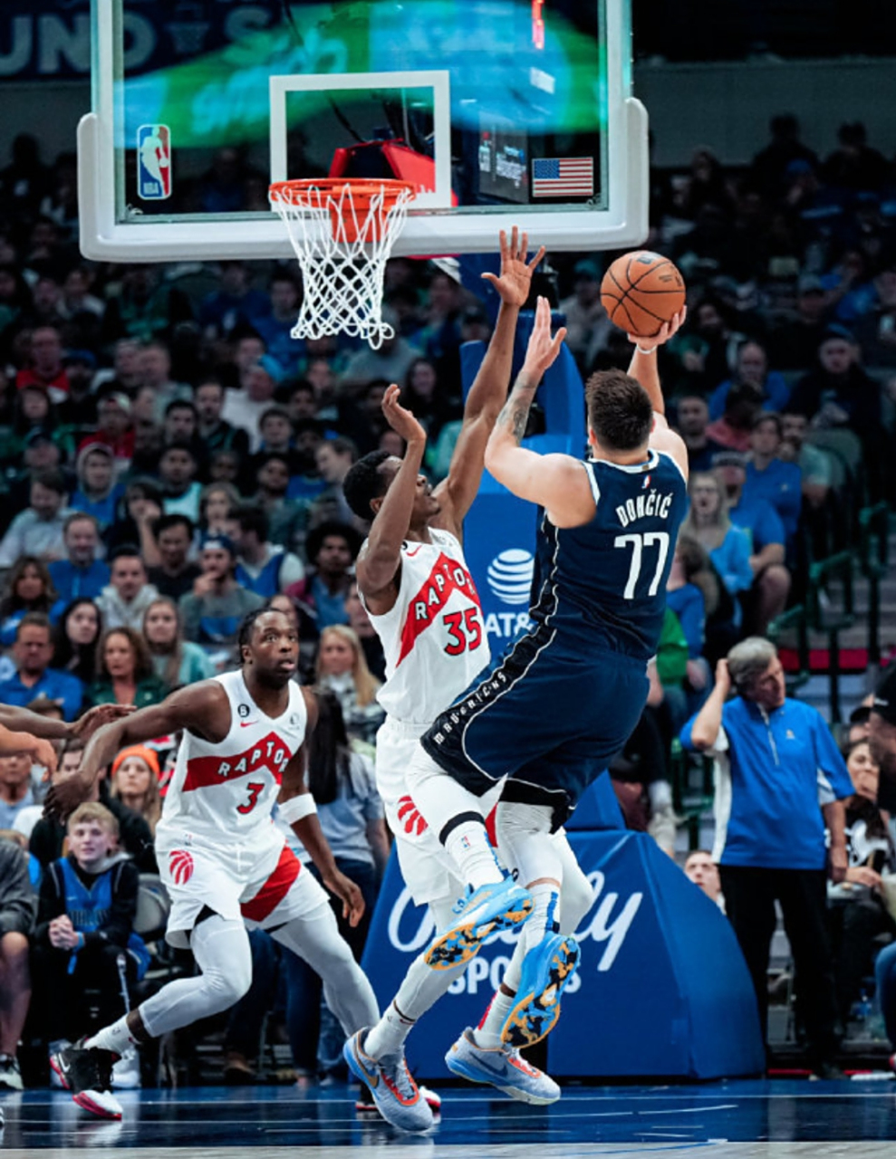 独行侠再次击败湖人,卢卡-东契奇大秀技术 独行侠再次击败湖人,卢卡-东契奇大秀技术