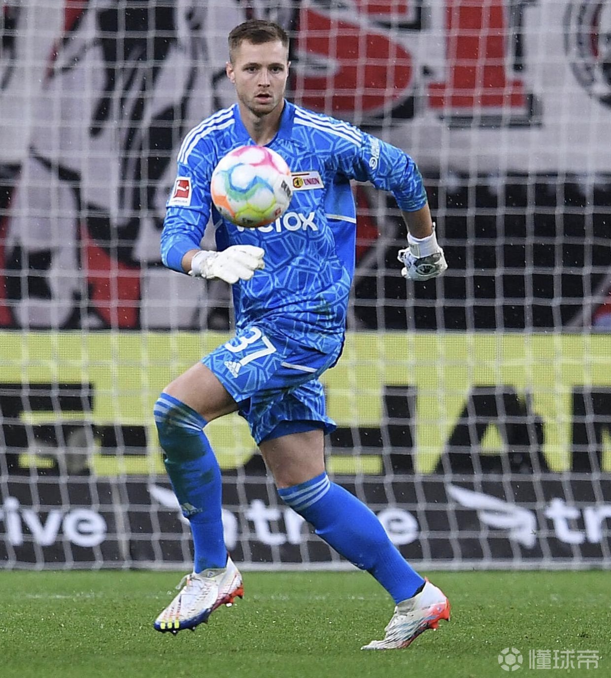 勒沃库森官宣续约波斯丁：签约至2025年